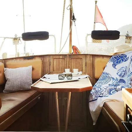 Sailboat, Do-minus Design Retreat & لوكارنو