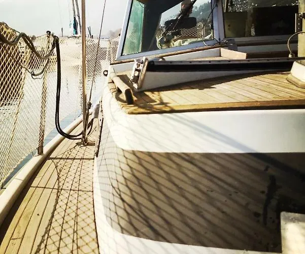 Sailboat, Do-minus Design Retreat & بوتيل