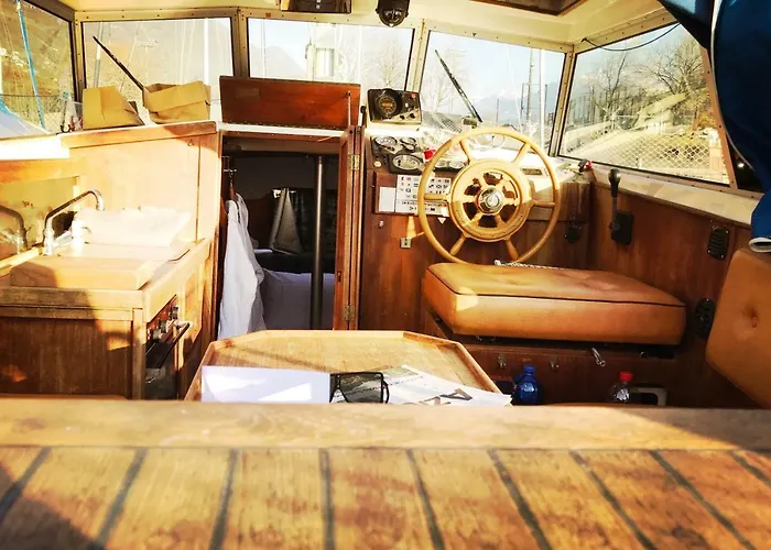 Sailboat, Do-minus Design Retreat & لوكارنو