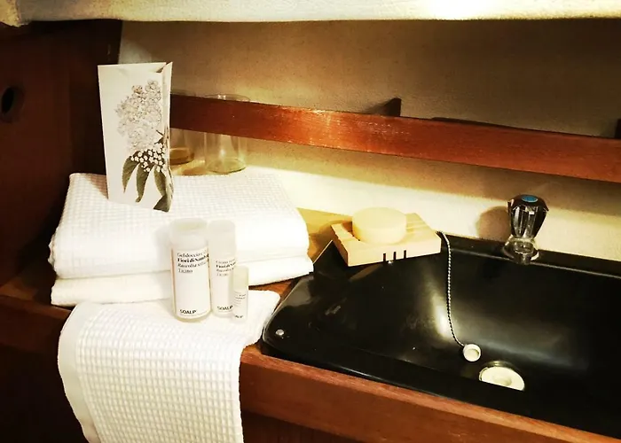 Sailboat, Do-minus Design Retreat & بوتيل لوكارنو