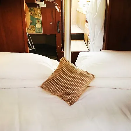 Sailboat, Do-minus Design Retreat & Úszó hotel *