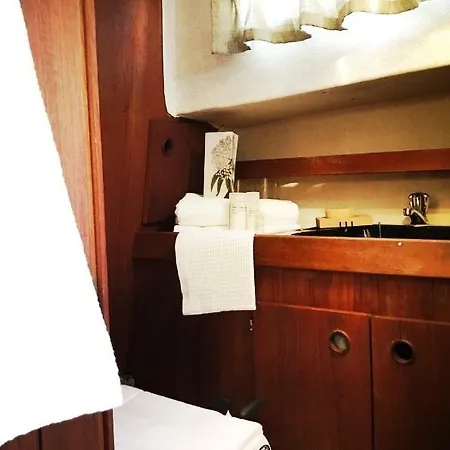 Úszó hotel Sailboat, Do-minus Design Retreat &