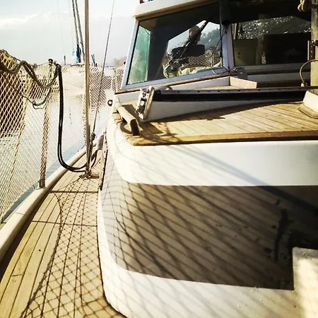 Sailboat, Do-minus Design Retreat & Botel