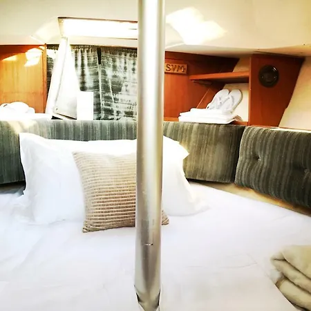 Botel Do-Minus Boutique Home & Private Spa Frida Sailboat Locarno