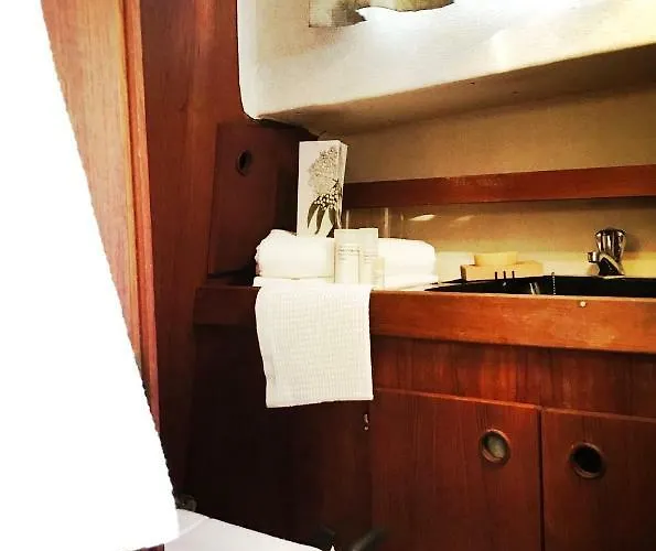 Bateau-hôtel Sailboat, Do-minus Design Retreat &